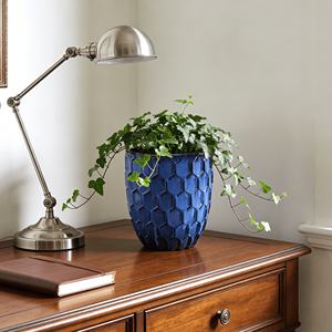 Pot de fleurs en céramique bleu royal de style américain à motif nid d'abeille - Écologique, durable, décoratif, avec trou de drainage pour - Product Image 1