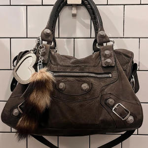 Sac à main ouvert en daim vintage avec impression DTG intégrale, grande capacité, décontracté, pour extérieur et bureau, personnalisable avec logo privé et décoration métallique - Product Image 3