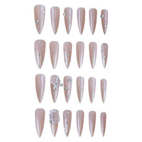 Ongles artificiels de luxe faits à la main, couleur rose nude transparente, style stiletto, avec dégradé de paillettes fines et strass multi-tailles dispersés