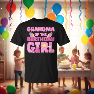 เสื้อยืดคุณยายของเจ้าสาววันเกิด ดีไซน์สีชมพูสำหรับงานปาร์ตี้ครอบครัว - Product Image 3