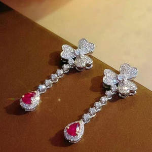 Pendientes de Oro Blanco con Flor y Rubí, con Diamantes de Corte Brillante Redondo en Engaste Pavé, para Mujer, Estilo Romántico para Fiesta - Product Image 4