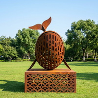 Grande sculpture de dauphin en acier Corten, surface auto-oxydée, point focal pour entrée de station de ski