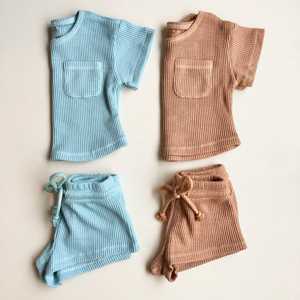 Conjunto de Dos Piezas para Niños, Estilo Casual, Camiseta con Bolsillo y Pantalones Cortos con Cordón Ajustable - Product Image 3