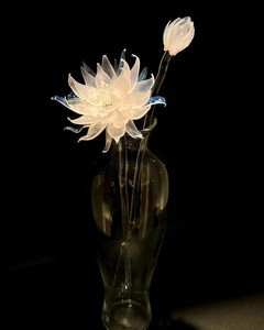 Vase en verre artisanal en forme de lotus, sculpture florale transparente artistique, décoration d'intérieur - Product Image 1