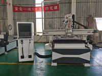Router CNC para Madera 1325 con Cambiador de Herramientas Lineal, Control PLC Syntec/DSP, Motor de Eje Único de 3 Ejes y Bomba para MDF y Contrachapado