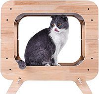Lit en bois de maison de chat avec la planche à gratter