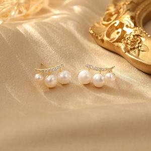 Boucles d'oreilles clous en zircon et perles au design raffiné, nouvelle élégance tendance pour femme, luxe de niche, idée cadeau parfaite - Product Image 6