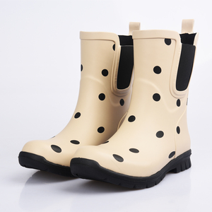 Une paire de bottes de <span class=keywords><strong>pluie</strong></span> pour femmes, imperméables et douces, de couleur <span class=keywords><strong>beige</strong></span>, avec motifs circulaires noirs - Product Image 1