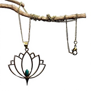 Vente en gros de bijoux en laiton plaqué or de style bohème pour femmes, pendentifs en pierre précieuse turquoise de forme ronde avec serti clos, cadeau - Product Image 1