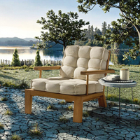 Chaise d'extérieur confortable et durable toutes saisons pour jardin et terrasse, avec cadre large, pieds en teck, dossier à lattes et coussin capitonné couleur sable