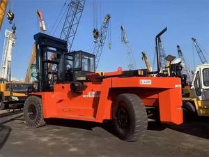 Montacargas Diésel Usado Profesional Mitsubishi KALMAR TCM KOMATSU FD350 de 35 Toneladas con Desplazador Lateral Hidráulico y Neumáticos Sólidos - Product Image 6