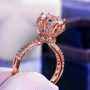 Anello di fidanzamento F653 con diamante taglio Princess coltivato in laboratorio e pietre laterali, stile romantico da donna - Product Image 6