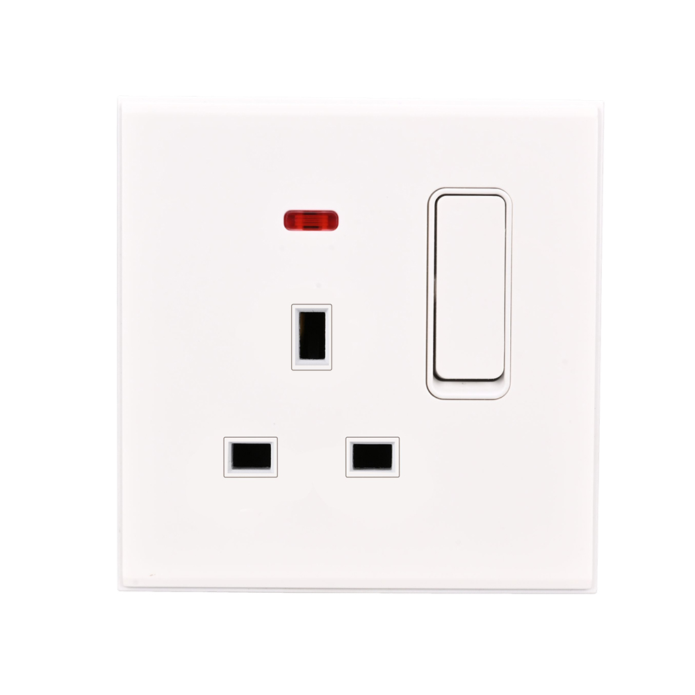 Prise simple 13A avec interrupteur et témoin lumineux.