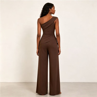Ensemble deux pièces asymétrique pour femme : haut sans manches à une épaule et pantalon large à taille froncée avec détails drapés et poches