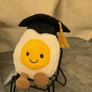 Peluche <span class=keywords><strong>de</strong></span> huevo cocido <span class=keywords><strong>de</strong></span> graduación <span class=keywords><strong>de</strong></span> 15 cm, versión alta del Reino Unido, con base pesada, sombrero <span class=keywords><strong>de</strong></span> doctor detallado, tacto suave y blandito, juguete <span class=keywords><strong>de</strong></span> recuerdo <span class=keywords><strong>de</strong></span> la vida escolar - Product Image 3