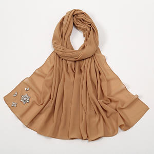 Nuevo diseño personalizado al por mayor de color sólido de Malasia Hijabs mujeres turbante bufanda perla gasa burbuja <span class=keywords><strong>Hijab</strong></span> largo con diamantes de imitación - Product Image 3