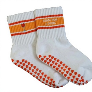 Chaussettes de Pilates JZVINA pour femmes, longueur mi-mollet, motif rayé, imprimé lettres, antidérapantes avec semelle en silicone, motif personnalisé pour la salle de sport intérieure - Product Image 4