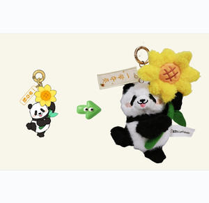 Llavero <span class=keywords><strong>de</strong></span> Peluche Personalizado <span class=keywords><strong>de</strong></span> Panda <span class=keywords><strong>de</strong></span> la Suerte <span class=keywords><strong>de</strong></span> 4 Pulgadas con Girasol, Relleno <span class=keywords><strong>de</strong></span> Algodón PP Ecológico, para Entrevistas y Exámenes - Product Image 1