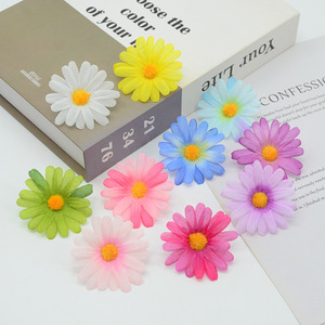 Fleurs artificielles en polyester colorées de 6 cm de la marque Dongchen Crafts, idéales pour la décoration de mariage, la décoration de la maison et les accessoires pour cheveux. - Product Image 1