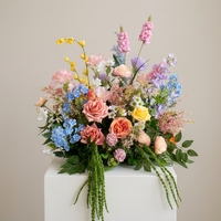 Fleurs de centre de table et chemin de fleurs pour allée, en couleurs violet, orange, rose, jaune lait printanier, jaune citron, gladiolus et amaranthus, pour événements festifs et décorations élégantes.