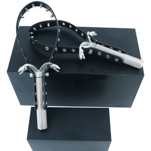 QK-W8192 Masajeador de pecho de cuero PU con mango de cabeza de serpiente metálica y clavos, con cuerda de sujeción, para bondage y juegos previos de pareja - Product Image 5