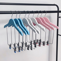 Cintres en bois personnalisés avec logo pour maillots de bain, costumes pour enfants, robes, pantalons et jupes, avec pinces