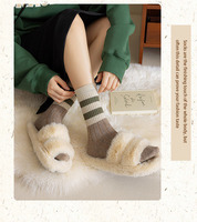 Vente en gros de chaussettes d'hiver tricotées quatre saisons en coton noir blanc pour hommes et femmes à la mode