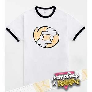 Camiseta Blanca Pampling X Revival Plus con Estampado Gráfico, Ropa Casual Unisex - Product Image 1
