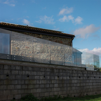 Balustrade en verre résistante aux intempéries avec fixation latérale pour balcon extérieur, terrasse, escalier résidentiel