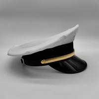 Casquette d'uniforme personnalisée légère et respirante en maille blanche avec visière noire et bande tressée dorée