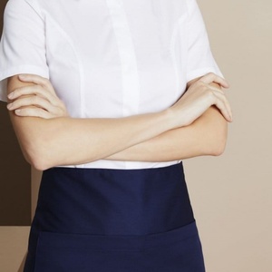 Tablier court personnalisé en polyester bleu marine avec poche, imprimé Solan, broderie graphique, pour cuisine, barbier, salon, avec logo et couleurs personnalisés - Product Image 5