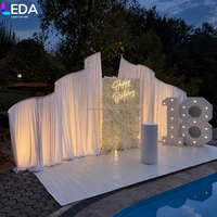 Support de toile de fond en métal blanc LEDA pour événements de luxe, mariages et fêtes, cadre ondulé en forme de S