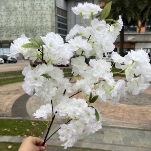 Ramas de <span class=keywords><strong>flores</strong></span> de cerezo blancas de seda artificiales al por mayor para <span class=keywords><strong>flores</strong></span> de <span class=keywords><strong>centro</strong></span> de boda - Product Image 1