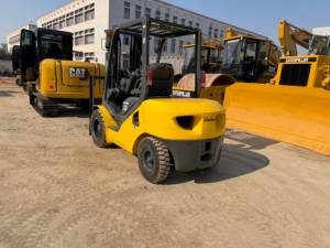 Chariot élévateur diesel Komatsu FD30T-17 d'occasion d'origine japonaise, 3 tonnes, mât à trois sections, faible nombre d'heures de fonctionnement, équipement de manutention d'entrepôt - Product Image 4