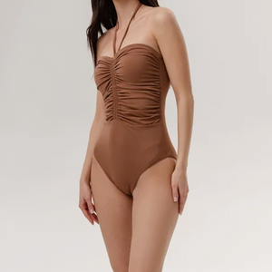 Maillot de bain une pièce marron à bretelles avec côtés froncés et tissu tricoté sans couture, coupe moulante, sans manches, mini-paréo - Product Image 3