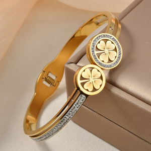 Pulsera minimalista femenina de lujo, a prueba de arañazos, de acero inoxidable dorado, con doble trébol de la suerte redondo, con incrustaciones de circonita hueca y cierre de resorte. - Product Image 1