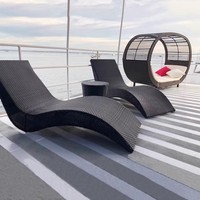 Chaise longue en métal moderne en forme de S avec un design simple et moderne pour une utilisation en extérieur sur balcon, plage, piscine et terrasse