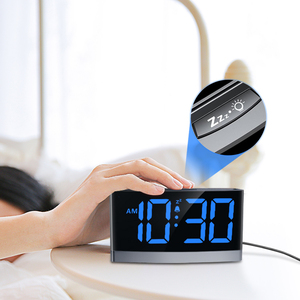 Réveil numérique avec écran LED bleu convexe incurvé, 5 niveaux de luminosité réglables, 3 sonneries d'alarme, 5 niveaux de volume, fonction snooze, format 12/24 heures - Product Image 1