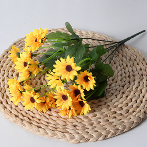 En stock – Bouquet de 22 mini-tournesols jaunes en soie, 33 cm – Fleur artificielle en gros pour la décoration intérieure et les arrangements floraux - Product Image 3