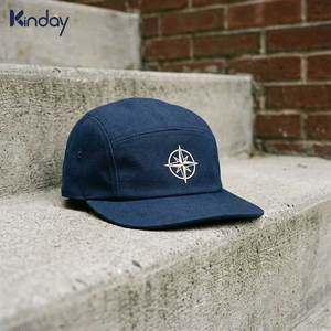 Casquette de baseball en toile épaisse bleu marine à <span class=keywords><strong>5</strong></span> panneaux, durable, pour le commerce <span class=keywords><strong>d</strong></span>'exportation, volume important, source vérifiée, puissance de production élevée - Product Image 1