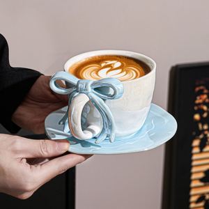 Ensemble tasse et soucoupe en céramique couleur nacré avec nœud, design original, tasse à eau de grande valeur pour fille - Product Image 1