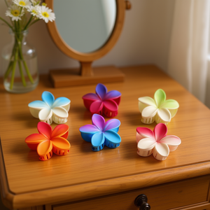 Fermaglio per capelli a forma di fiore di frangipani bicolore satinato da 8 cm per donna - Product Image 3