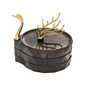 กล่องใส่เครื่องประดับรูปหงส์ กล่องเก็บของหลายชั้นแบบโปร่งใสพร้อมฝาปิดสำหรับสร้อยคอต่างหูอุปกรณ์เสริมตั้งโต๊ะสีดำทอง - Product Image 4