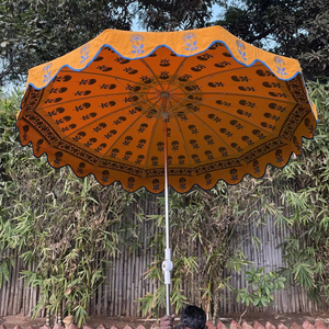 ร่มกันแดดสีส้มแบบกำหนดเองได้ ดีไซน์หรูหรา โครงไม้ ทันสมัย เรียบง่าย ควบคุมด้วยมือ พิมพ์ลายขนาดใหญ่ สำหรับกันแดดในสวน สินค้ามาใหม่ - Product Image 1