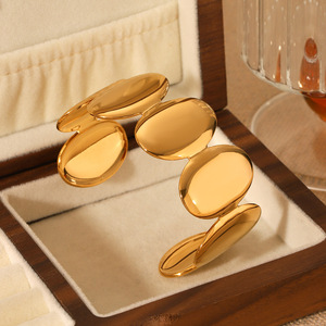 Bracciale in Acciaio Inossidabile di Alta Qualità Stile Ins, Placcato Oro 18K, Bracciale Apribile in Acciaio al Titanio per Donne - Product Image 3