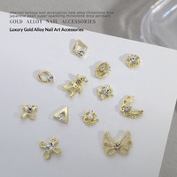 Paso Sico Produit transfrontalier très vendu Bijou d'ongle en alliage doré de luxe léger, orné de diamants étincelants, motif croix simple et fleur de trèfle