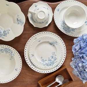 Service de vaisselle en céramique bleu floral rétro français - Compatible micro-ondes, comprenant assiettes à soupe, assiettes à dessert, assiettes plates, bol, tasse à café et soucoupe - Product Image 2