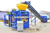 Machine à fabriquer des blocs de béton semi-automatique QT4-26 avec empileur automatique, 4 blocs par moule, plateforme vibrante 50KN