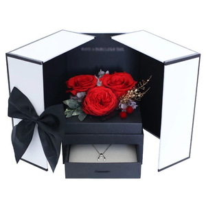 Prix approprié Top qualité roses conservées dans une boîte acrylique <span class=keywords><strong>pas</strong></span> <span class=keywords><strong>cher</strong></span> personnalisé fleur éternelle rose boîte à bijoux <span class=keywords><strong>fleurs</strong></span> conservées - Product Image 1