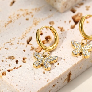 Boucles d'oreilles créoles pendantes papillon en zircon CZ plaqué or, délicates et luxueuses - Product Image 2